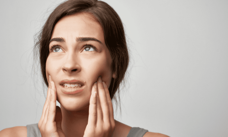 Knowing when to see a dentist for jaw pain is crucial to preventing more serious complications and ensuring timely treatment.